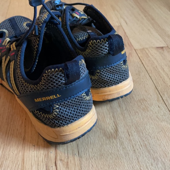 Boys Merrell water sandals. Size 4 - Picture 5 of 7